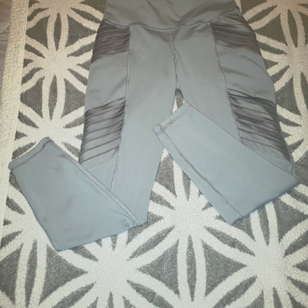 Old navy Activewear leggings, size medium, grey